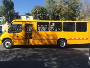 Autobús de transporte escolar y turístico
